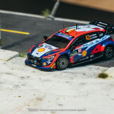 Miniatura de carro de rali Hyundai N colorido em azul, vermelho e branco, com número 42, nome dos pilotos e logotipos visíveis