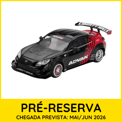 Modelo de carro desportivo em miniatura preto e vermelho com logótipos ADVAN e LIBERTY WALK