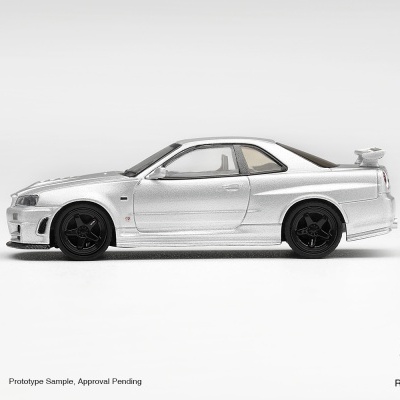 Miniatura de carro desportivo prata sobre fundo branco com texto informativo