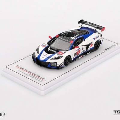 Miniatura de carro de corrida Chevrolet Corvette Z06 GTR.R #4 nas cores branco, azul e preto numa base branca.