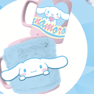 Canecas cor-de-rosa com personagem Cinnamoroll e detalhes azuis e peludos
