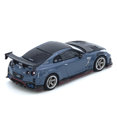 Miniatura de carro desportivo cinzento azulado com detalhes pretos e rodas prateadas.
