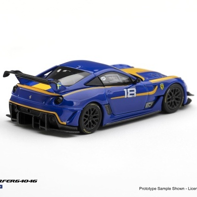 Miniatura de carro desportivo azul com detalhes amarelos e asa traseira preta