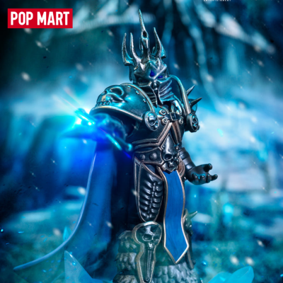 Figura colecionável de cavaleiro com armadura azul e cinza e logo POP MART
