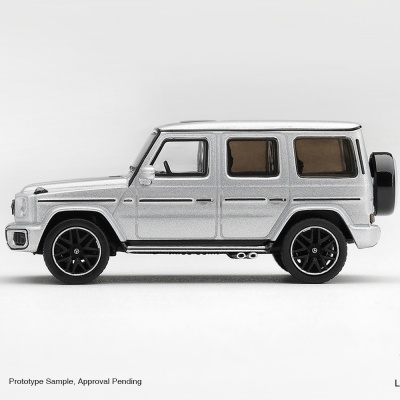 Miniatura de carro SUV prata com rodas pretas