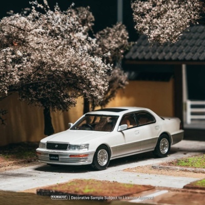 Miniatura de carro Lexus branco com teto solar em modelo de jardim de residência