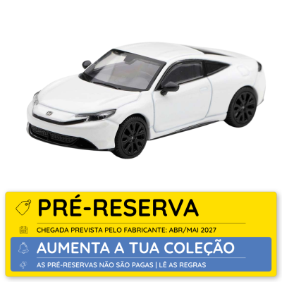 Carro de brinquedo branco com rodas pretas e etiqueta de pré-reserva amarela e azul