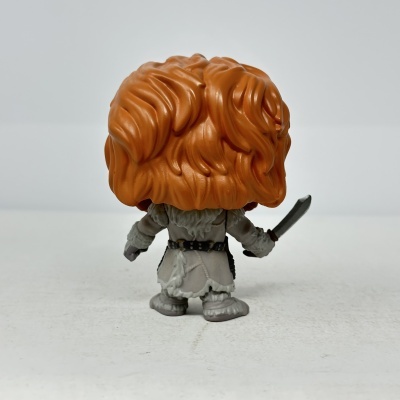 Figura colecionável vista de costas com cabelo castanho-avermelhado e roupa branca detalhada