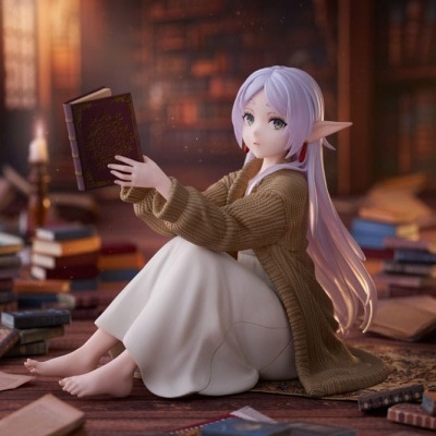 Figura de elfa sentada segurando um livro numa biblioteca com muitos livros no chão