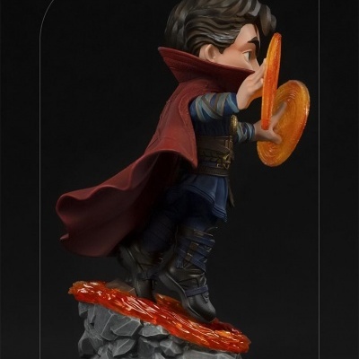 Figura colecionável de Dr. Estranho com capa vermelha e anéis luminosos em base de pedra e lava