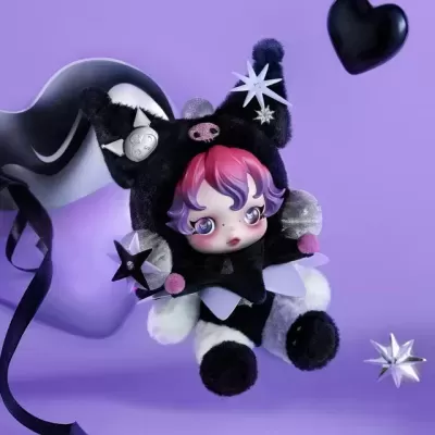 Boneco de pelúcia fantasia preta com estrelas e rosto de porco em fundo roxo