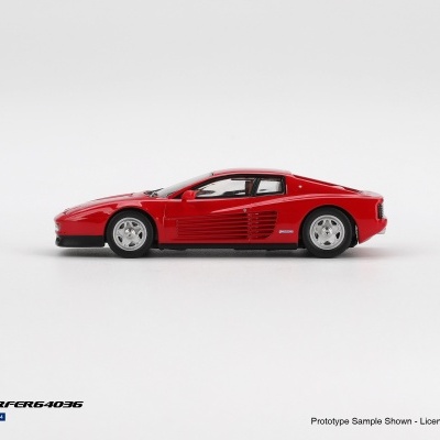 Miniatura de carro desportivo vermelho em escala 1/64 com texto BBR FER64036