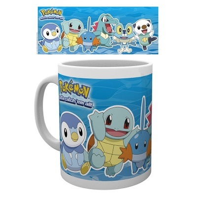 Caneca branca com personagens Pokémon em fundo azul