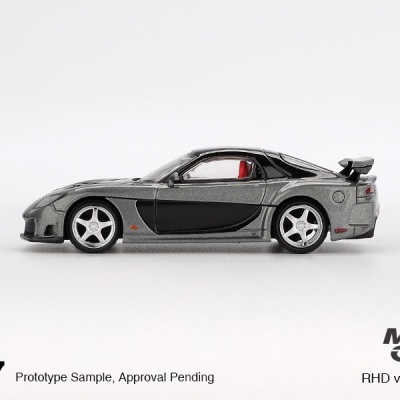 Miniatura de carro desportivo cinzento metálico com detalhes pretos e asa traseira