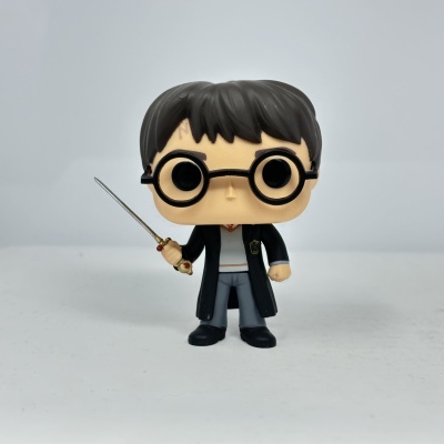 Figura Funko Pop de personagem com óculos e varinha