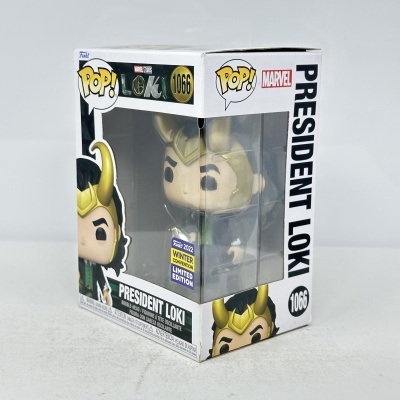 Figura Funko Pop! de Loki com capacete dourado em caixa branca com janela