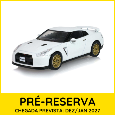 Modelo de carro desportivo branco com jantes douradas e placa NISSAN em fundo branco