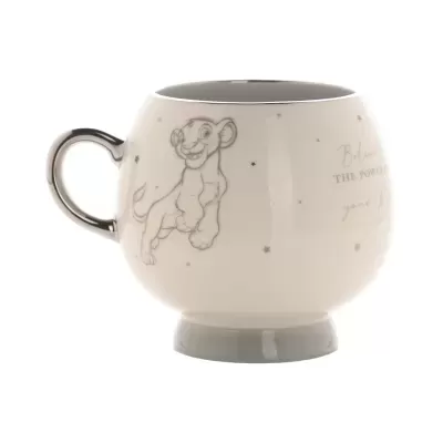 Caneca branca arredondada com desenho de leão e texto em inglês