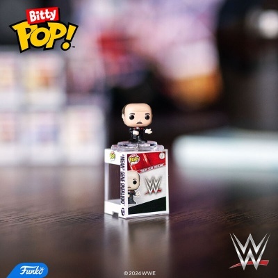 Funko Pop! Bitty WWE figura colecionável com personagem em cima da caixa