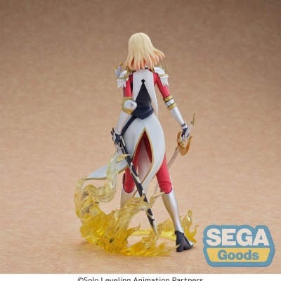 Figura colecionável de personagem feminino com armadura e efeitos de chama.