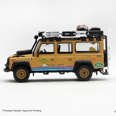 Miniatura de Land Rover Defender amarelo com decalques e esquis no tejadilho