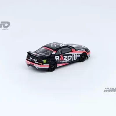 Miniatura de carro de corrida preto com detalhes vermelhos e texto RAZO 11