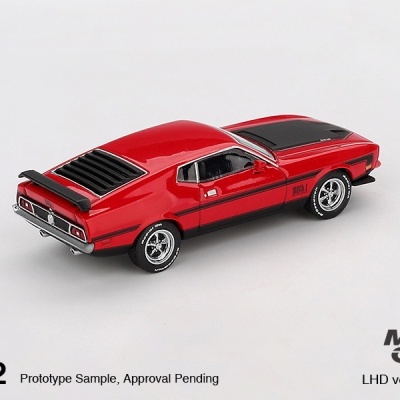 Miniatura de carro vermelho e preto com rodas prateadas em fundo branco