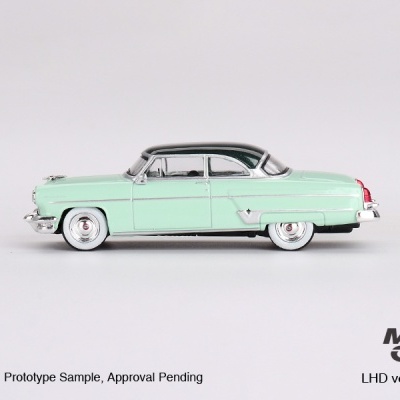 Miniatura de carro clássico verde e preto com detalhes cromados