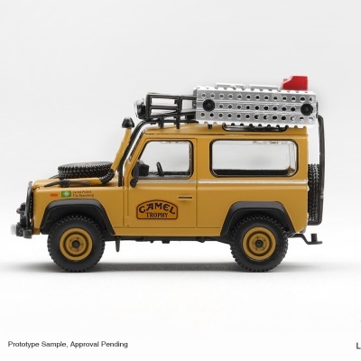Miniatura de Land Rover amarela com acessórios no tejadilho