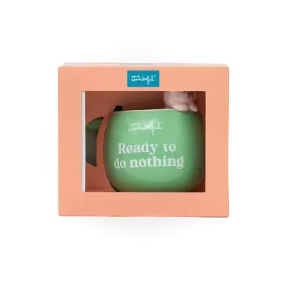 Caneca verde com frase e ornamento em caixa rosa