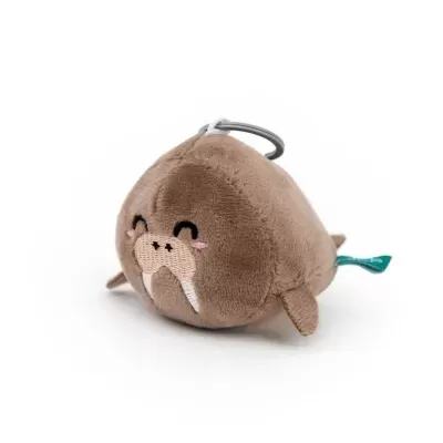 Chaveiro de pelúcia em forma de morsa castanha com detalhes bordados e argola