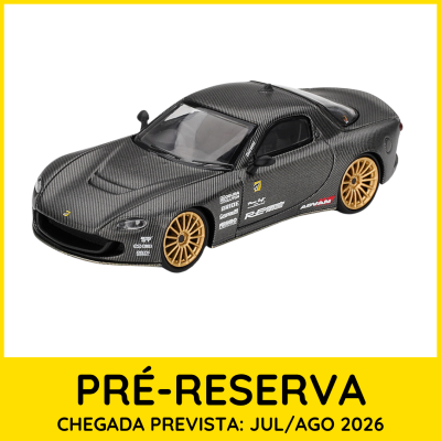 Miniatura de carro desportivo preto com padrão de fibra de carbono e jantes douradas
