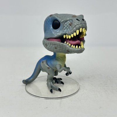 Figura de ação tipo dinossauro cinzento com manchas castanhas e corpo azul