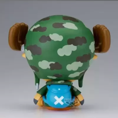 Figura de vinil com padrão camuflado e mochila azul