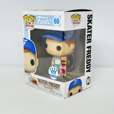 Funko Pop Skater Freddy com boné azul e skate em caixa transparente