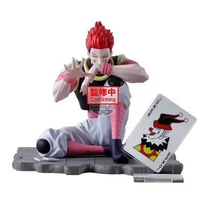 Figura de personagem sentado com cabelo vermelho e cartão Joker numa base cinzenta