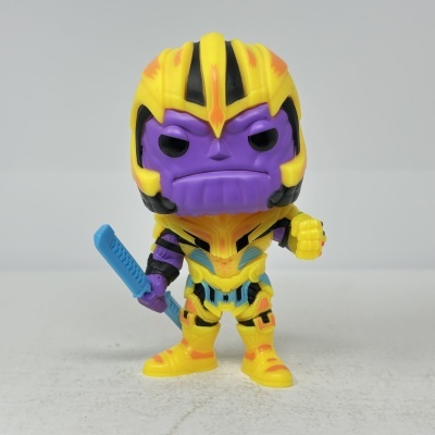 Figura Funko Pop Thanos com armadura amarela segurando bastão azul e manopla com pedras