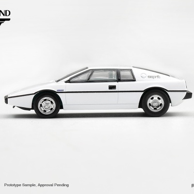 Miniatura branca do carro Lotus Esprit com logotipo James Bond 007