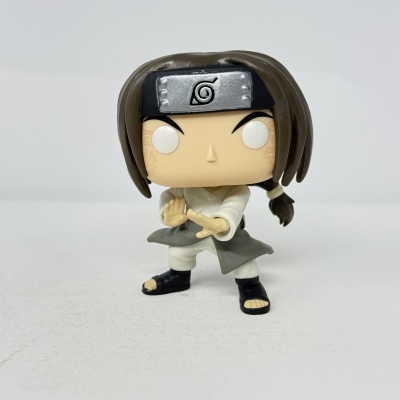 Figura Pop! de personagem com cabelo castanho e roupa branca e cinzenta