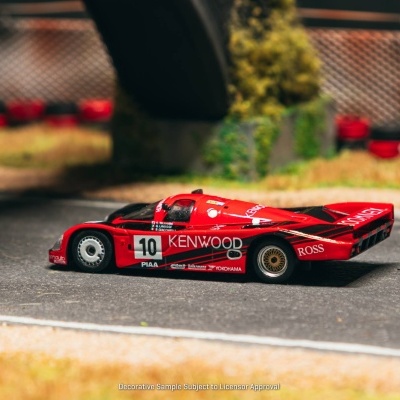 Miniatura de carro de corrida vermelho número 10 numa pista em miniatura