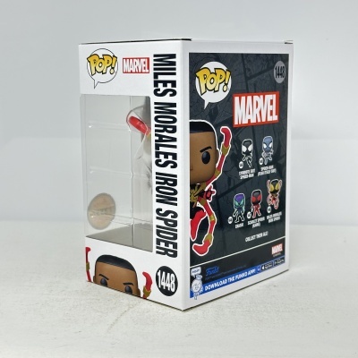 Caixa Funko POP! do Miles Morales Iron Spider da Marvel com figura parcialmente visível