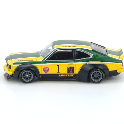 Miniatura de carro de corrida verde e amarelo com texto e roda cinzenta