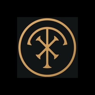 Logótipo circular dourado sobre fundo preto