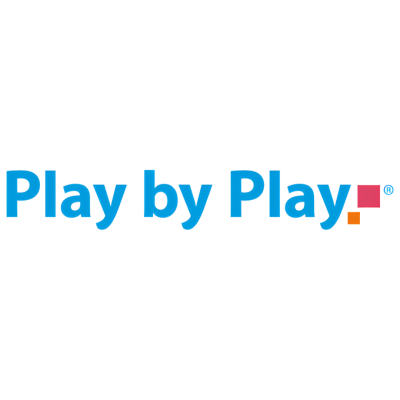 Logótipo com texto azul Play by Play e quadrados rosa e laranja