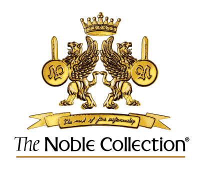 Emblema dourado com águias aladas, coroa e faixa com texto em fundo preto