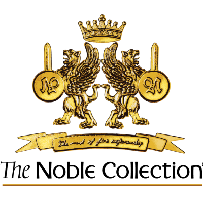 Emblema dourado com criaturas aladas, coroa e faixa com texto sobre fundo preto