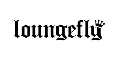 Logotipo Loungefly em fonte gótica preta com coroa na letra y