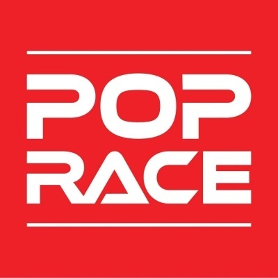 Logótipo branco POP RACE em fundo vermelho com linhas horizontais