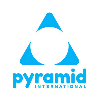 Logótipo azul com triângulo e círculo branco, texto pyramid INTERNATIONAL