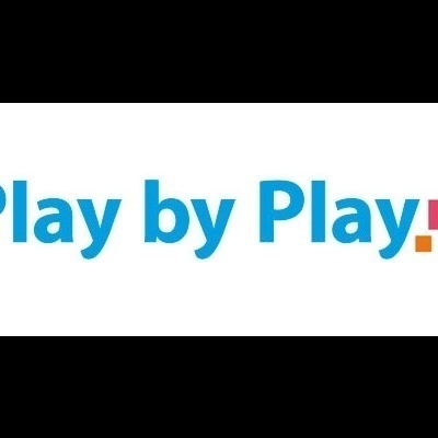 Texto azul Play by Play. em fundo branco com ponto final colorido